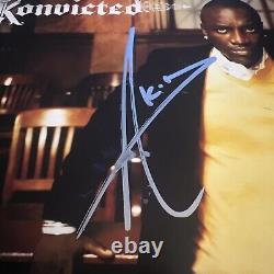 AKON a signé l'album vinyle Konvicted avec un enregistrement autographié Beckett Coa