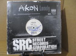 AKON vinyle authentique signé 12 pouces single. LONELY