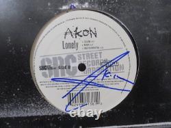 AKON vinyle authentique signé 12 pouces single. LONELY