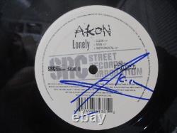 AKON vinyle authentique signé 12 pouces single. LONELY