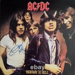 Angus Young a signé un album vinyle AC/DC Highway To Hell