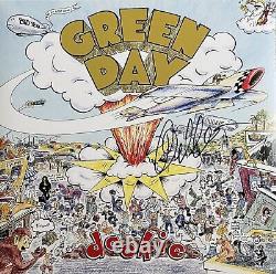 Billie Joe Armstrong a signé l'album vinyle de Green Day Dookie.