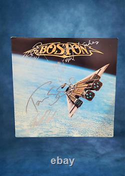 Boston a signé un disque vinyle Third Stage avec 6 signatures