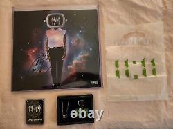 Chris Brown a signé l'album vinyle autographié 1111 Package Ultimate Tour 2024