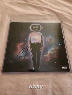 Chris Brown a signé l'album vinyle autographié 1111 Package Ultimate Tour 2024
