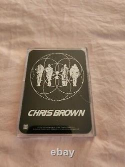 Chris Brown a signé l'album vinyle autographié 1111 Package Ultimate Tour 2024