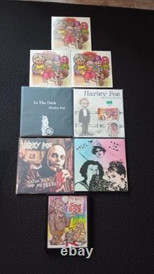 Collection de Vinyles LP de Harley Poe. Livre de Chansons Signé. Pack d'Autocollants.