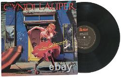 Cyndi Lauper a signé l'album Shes So Unusual avec preuve COA. Record vinyle autographié.