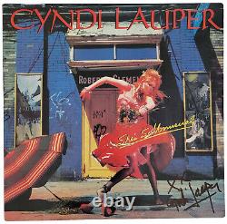 Cyndi Lauper a signé l'album Shes So Unusual avec preuve COA. Record vinyle autographié.
