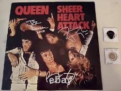 Disque vinyle signé de Queen Sheer Heart Attack avec (2) médiators de guitare de Brian May