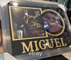 Disque vinyle signé par le chanteur Luis Miguel avec cadre personnalisé, authentifié PSA/DNA  <br/>  