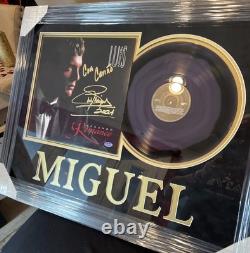 Disque vinyle signé par le chanteur Luis Miguel avec cadre personnalisé, authentifié PSA/DNA
  		<br/> 