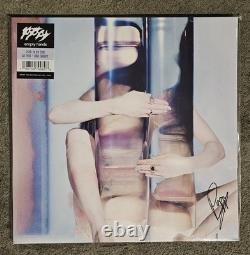 Disque vinyle vide des mains signé par Poppy nouvellement autographe