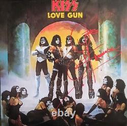 Gene Simmons a signé l'album vinyle 'Love Gun' de Kiss