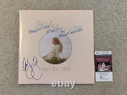 Hailey Whitters a signé un disque vinyle Living The Dream autographié par JSA