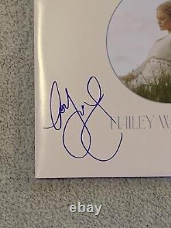 Hailey Whitters a signé un disque vinyle Living The Dream autographié par JSA