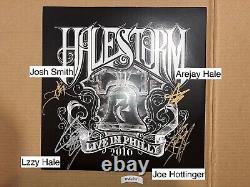 Halestorm a signé un disque vinyle LP autographié de Lzzy Hale en direct à Philly