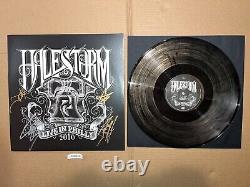 Halestorm a signé un disque vinyle LP autographié de Lzzy Hale en direct à Philly
