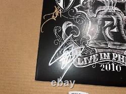 Halestorm a signé un disque vinyle LP autographié de Lzzy Hale en direct à Philly