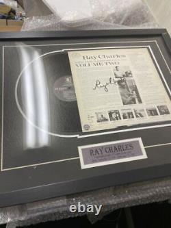 Image encadrée autographiée de Ray Charles avec disque vinyle pour la cave à hommes.