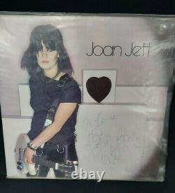 Joan Jett a signé l'album vinyle autographié 'Bad Reputation' de BLACKHEART RECORD.