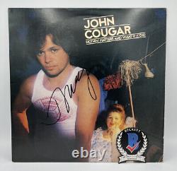 John Cougar Mellencamp a signé le disque vinyle 'Nothin' Matters' avec le certificat d'authenticité Beckett Bas.