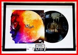 Kid Cudi a signé un album vinyle encadré 'Man On The Moon' avec une certification d'authenticité PSA