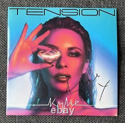 Kylie Minogue a signé le disque vinyle rose 'Tension' autographié.