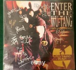 Le Clan Wu Tang signe l'album vinyle '36 Chambers' de 1993 avec les signatures de Wu-Tang