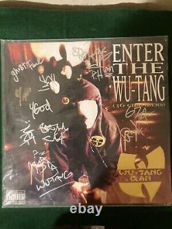 Le Clan Wu Tang signe l'album vinyle '36 Chambers' de 1993 avec les signatures de Wu-Tang