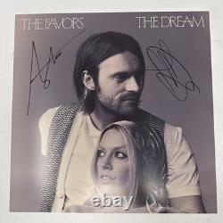 Le disque vinyle 'The Favors' avec un insert signé dédicacé par Ashe et Finneas