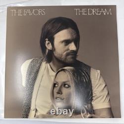 Le disque vinyle 'The Favors' avec un insert signé dédicacé par Ashe et Finneas