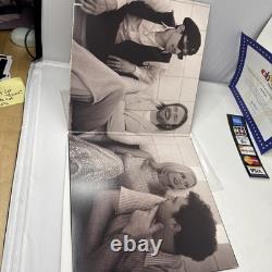 Le disque vinyle 'The Favors' avec un insert signé dédicacé par Ashe et Finneas