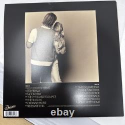 Le disque vinyle 'The Favors' avec un insert signé dédicacé par Ashe et Finneas