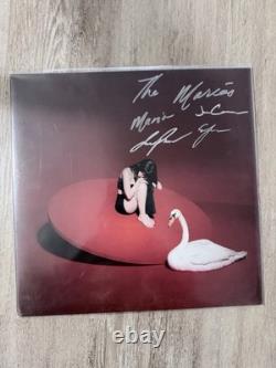 Le disque vinyle blanc crème autographié de The Marías avec couverture signée originale