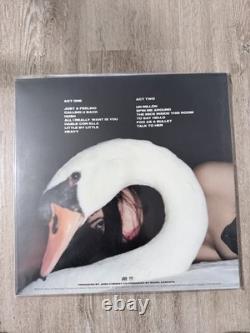 Le disque vinyle blanc crème autographié de The Marías avec couverture signée originale
