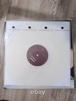 Le disque vinyle blanc crème autographié de The Marías avec couverture signée originale