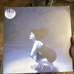 Le disque vinyle original signé de The Marías - Objet de collection musicale dédicacé