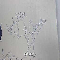 Le groupe The Tubes a signé l'album vinyle LP autographié 'Fully Signed' de l'extérieur