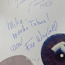 Le groupe The Tubes a signé l'album vinyle LP autographié 'Fully Signed' de l'extérieur