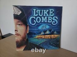 Luke Combs Obtenir l'exclusivité du vinyle signé 'Gettin' Old' avec le tapis de glissement scellé.