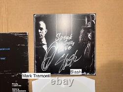 Mark Tremonti et Slash ont signé l'enregistrement vinyle EP 7 'Speak Softly Love'.