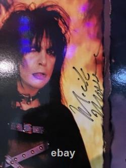 Mötley Crüe Shout at the Devil LP 1983 dédicacé par 4. + pochette signée par Sixx et billet