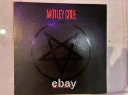 Mötley Crüe Shout at the Devil LP 1983 dédicacé par 4. + pochette signée par Sixx et billet