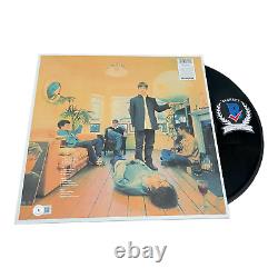 Noel Gallagher a signé l'autographe de l'album vinyle 'Definitely Maybe' d'Oasis