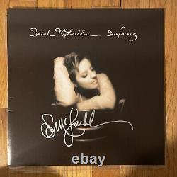 Sarah McLachlan a signé l'album vinyle Surfacing avec une certification d'authenticité de Beckett COA