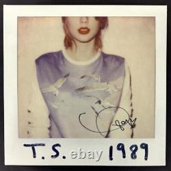 Taylor Swift a signé l'album vinyle LP 1989 avec un certificat d'authenticité de Beckett