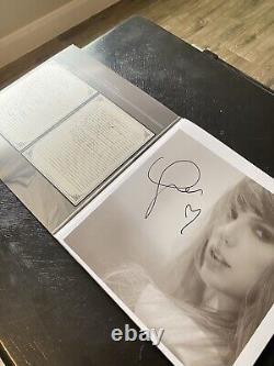 Taylor Swift a signé le vinyle TTPD avec un cœur déconnecté