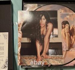 Traduisez ce titre en français : 'Camila Cabello Romance Deluxe Coffret CD LP Vinyle Autographié avec Lettre Signée'
