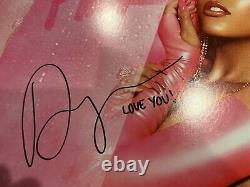 Vinyle de couleur rose vif signé et autographié par Doja Cat